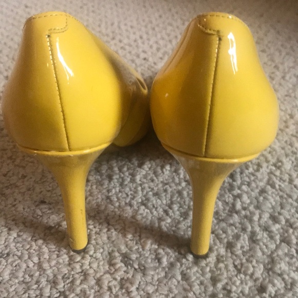 Yellow patent leather heels 7 Nine West - Picture 3 of 5